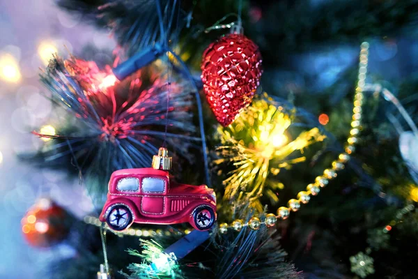 优雅的圣诞树 美丽的绿松枝条 明亮的红色装饰 模特车 圣诞假期的概念 在浅浅的田野中选择性地聚焦 — 图库照片