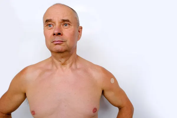 Close Bald Middle Aged European Man Naked Torso Strong Muscles — Stock Photo, Image