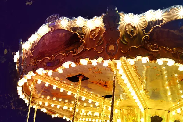 Barn Karusell Dekorerad Med Flerfärgad Ljus Dekorationer Nöjespark Rida Med — Stockfoto