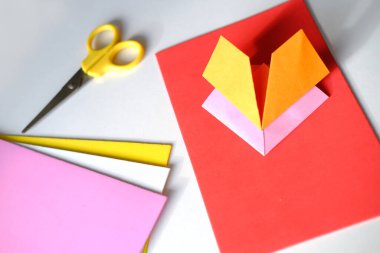 Renkli kağıt, makas, uygulama malzemesi, origami tekniği, kağıt kalpler, Japon dikiş tekniği, el yapımı ve oluşturma konsepti, Sevgililer Günü