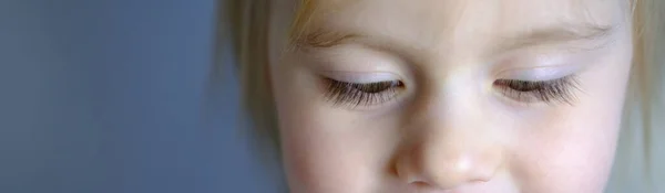 Niño Pequeño Una Chica Rubia Años Primer Plano Parte Cara — Foto de Stock