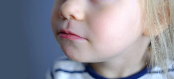 Smutne Dziecko Lata Zbliżenie Części Twarzy Dziecka Usta Dziecka Koncepcja — Zdjęcie stockowe