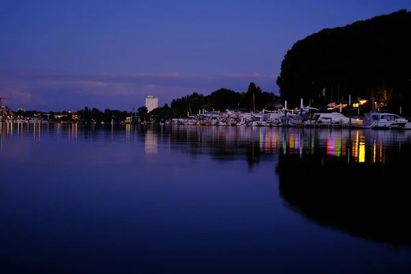Красивое Море Речной Пейзаж Лодками Яхтами Висбаденском Пирсе Германии Вечерние — стоковое фото