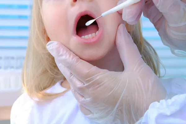 Małe Dziecko Letnia Blondynka Otwartymi Ustami Lekarz Bierze Pączek Bawełny — Zdjęcie stockowe