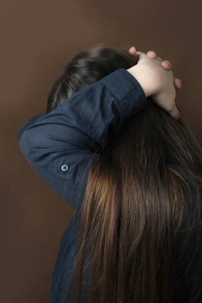 Zbliżenie Dziewczyna Kobieta Pod Presją Różnych Problemów Życiowych Rozpaczy Zakrył — Zdjęcie stockowe