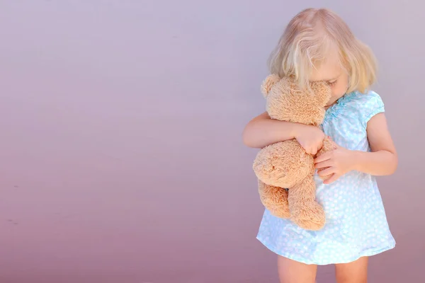 Little Child Blonde Girl Years Old Plays Toy Hugs Teddy — Stock Photo, Image