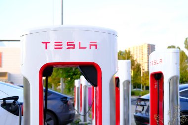 FRANKFURT, Almanya - Eylül 2021: TESLA Superchargers, elektrikli araç üreticisi ve elektrik enerjisi depolama konsepti olan Elon Musk şirketinin arabalarının aküsünü şarj etmek için