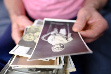 1960-1965 yılları arasında çekilmiş eski erkek aile fotoğrafları, sepya rengi, soy ağacı konsepti, ata hafızası, aile bağları, çocukluk anıları.