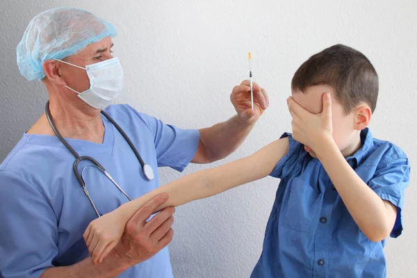 Homme Médecin Infirmière Uniforme Bleu Fait Une Injection Avec Une — Photo