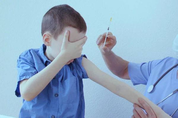 Man Läkare Sjuksköterska Blå Uniform Gör Injektion Med Spruta Till — Stockfoto