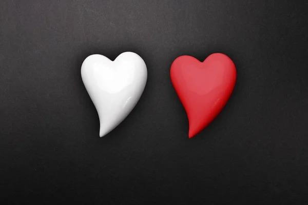 Δύο Καρδιές Κόκκινο Και Άσπρο Μαύρο Φόντο Ένα Σύμβολο Της — Φωτογραφία Αρχείου