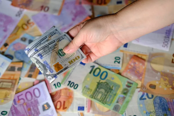 Primer Plano Manos Femeninas Sostiene Los Billetes Euros Unión Europea — Foto de Stock