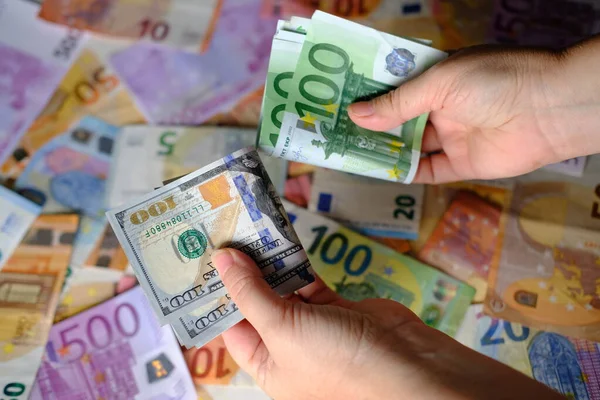 Primo Piano Mani Femminili Detiene Banconote Euro Unione Europea Dollari — Foto Stock