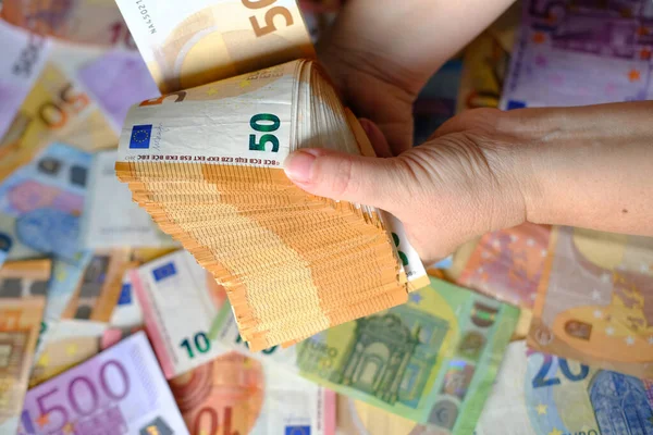Крупным Планом Женские Руки Насчитывают Евро Банкнот Европейского Союза Фоне — стоковое фото