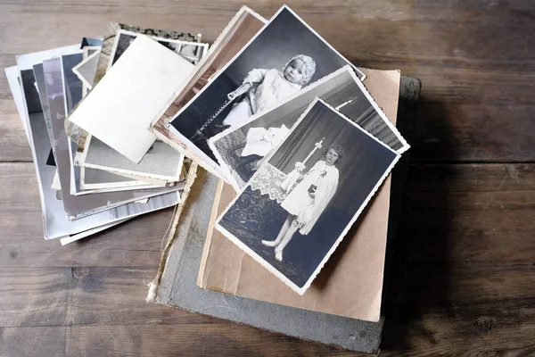 Pila Fotos Vintage Fotografía Retro 1940 1950 Mesa Madera Libros — Foto de Stock