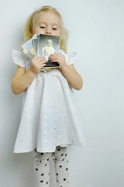 Close Criança Pequena Menina Loira Elegante Anos Idade Vestido Branco — Fotografia de Stock