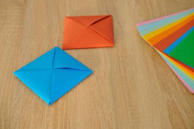 Kapalı renkli kağıt, koleksiyon defteri, origami, kağıt, Japon origami tekniğindeki zarf, çocuk oyunu için el yapımı ve yaratma kavramı.