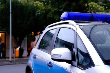 Almanya 'da tipik bir polis aracının şehirde mavi fenerler ile yakın çekimleri, polis tarafından caddelerde ve halka açık yerlerde devriye gezmek ve olaylara derhal müdahale etmek için kullanılması.
