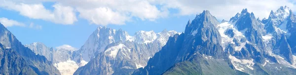 Hohe Berge Felsige Klippen Mit Bäumen Hintergrund Die Französischen Alpen — Stockfoto