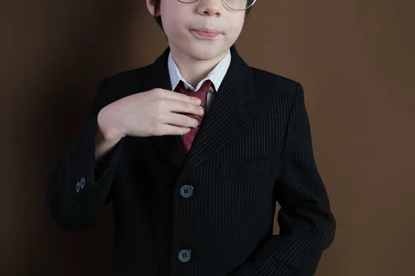10岁儿童头部下部的特写 身穿黑色西装的儿童 正式服装 年轻商人的概念 — 图库照片