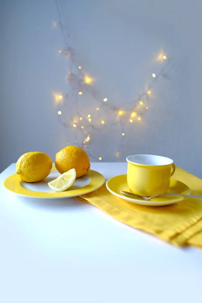 Herbata Martwa Natura Żółtym Świeże Cytryny Talerzu Filiżanka Gorącej Aromatycznej — Zdjęcie stockowe