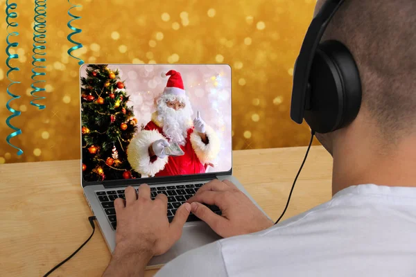 Jeune Homme Dans Les Écouteurs Devant Ordinateur Portable Père Noël — Photo