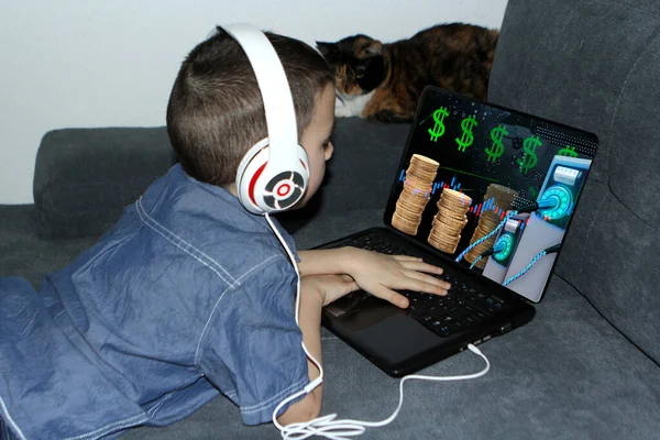 Smart Child Years Old Headphones Lies Sofa Front Laptop Lot — Stock Photo, Image