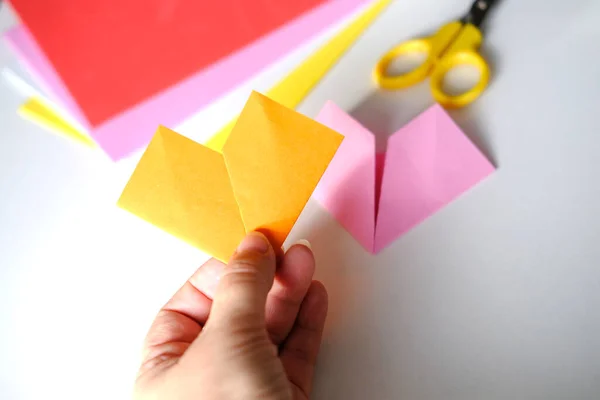 Kadın Elinin Yakın Çekimi Renkli Kağıtları Katlar Sevgililer Gününde Origami — Stok fotoğraf