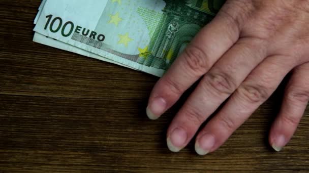 Банкноты Евро Крупным Планом Медленно Падают Старый Деревянный Стол Скользят — стоковое видео
