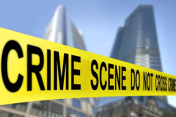 黄色のテープの危険性 緊急時の注意テープ 犯罪現場 背景のぼやけた建物 警察の仕事の概念 市内で行われた犯罪を調査する — ストック写真