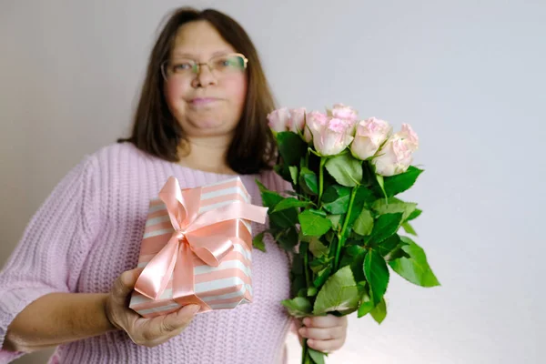 Close Buquê Rosas Brancas Rosa Presente Caixa Nas Mãos Mulher — Fotografia de Stock