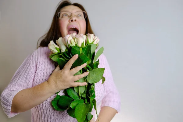 Close Bouquet White Pink Roses Hands Adult Woman Brought Flowers — Stock Photo, Image