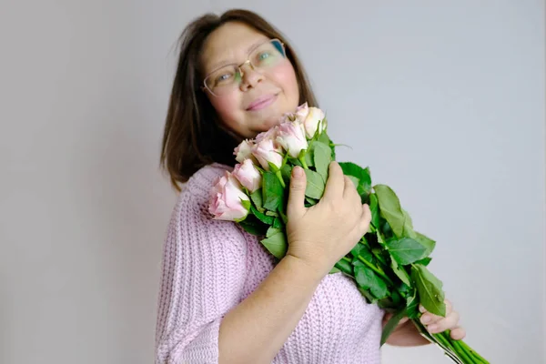 Nærkontakt Bukett Hvite Rosa Roser Hendene Voksne Kvinner Brakte Blomster – stockfoto