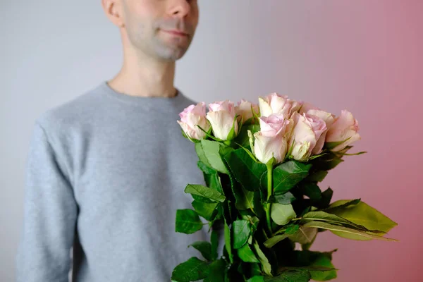 Primer Plano Ramo Rosas Blancas Rosadas Manos Hombre Joven Trajo —  Fotos de Stock