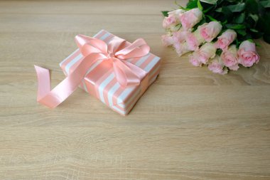 Beyaz, pembe güller, saten kurdeleli hediye kutusu, profesyonel tatil için çiçekler ofisteki ışıklı masa, anneler günü konsepti, sevgililer günü, doğum günü, seçici odaklanma.