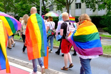 FRANKFURT - 17 Temmuz 2021: Uluslararası LGBT hareketinin katılımcıları, gökkuşağı bayraklarıyla Gay onur yürüyüşü, insanların gösterisi, lezbiyen, biseksüel, transseksüel insanların toplu yürüyüşü