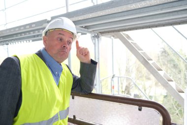 Tecrübeli inşaat işçisi, inşaat ekibi şefi, inşaat mühendisi inşaat alanında inşaat mühendisi yenileme ve inşaat mühendisliği konsepti denetleme.