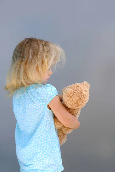 Małe Dziecko Blondynka Dziewczyna Lata Bawi Się Zabawką Przytula Pluszowego — Zdjęcie stockowe
