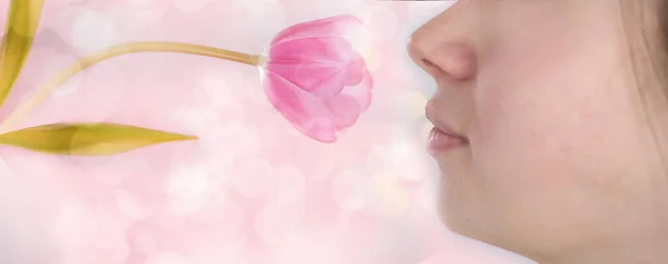 ピンクのチューリップの花を嗅ぐ長い髪の美しい少女のぼやけたクローズアップ写真 臭いの損失の概念 植物花粉アレルギー — ストック写真