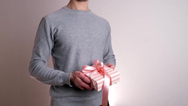 Primer Plano Regalo Blanco Rosa Caja Con Cinta Satén Manos — Vídeos de Stock