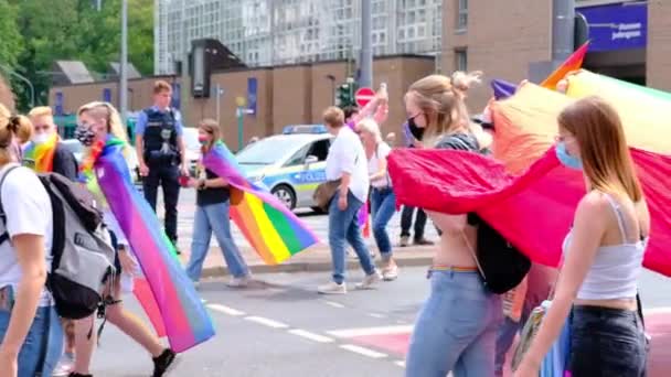 Frankfurt 2021年7月17日 国際Lgbt運動の参加者 虹の旗を持つ都市でのゲイの誇りパレード 人々のデモンストレーション レズビアン バイセクシャル トランスジェンダーの人々の大量行進 — ストック動画