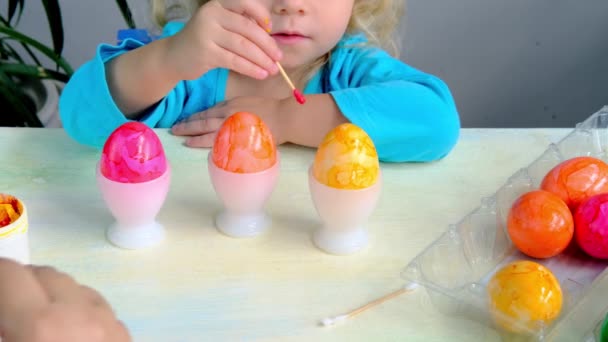 Küçük Bir Çocuğun Yakın Çekimi Sarışın Kız Yaşında Boyalı Yumurtaları — Stok video
