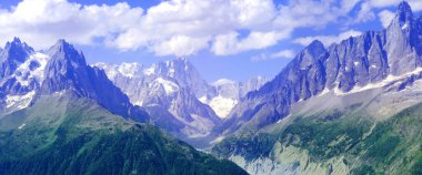 Yüksek dağlar, ağaçlı kayalık kayalıklar, arka planda kar kaplı Mont Blanc ile Fransız Alplerini görebilirsiniz, yürüyüş, kaya tırmanışı, aktif yaşam tarzı, doğanın güzelliği.