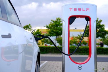 FRANKFURT, Almanya - Ağustos 2021: Amerikan Elon Musk şirketinin Tesla arabaları, elektrikli araç üreticisi, bataryayı TESLA Supercharger, elektrik enerji depolama konsepti