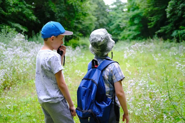 Dwoje Dzieci Wieku Lat Plecakiem Chłopcy Rozmawiający Walkie Talkie Lesie — Zdjęcie stockowe