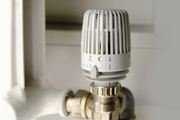 Ρύθμιση Θερμοκρασίας Στο Σπίτι Θερμοστάτη Στο Λευκό Καλοριφέρ Βαλβίδα Close — Φωτογραφία Αρχείου