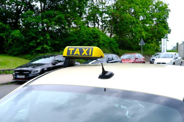 Witte Personenauto Met Een Geel Taxibord Het Dak Aan Top — Stockfoto