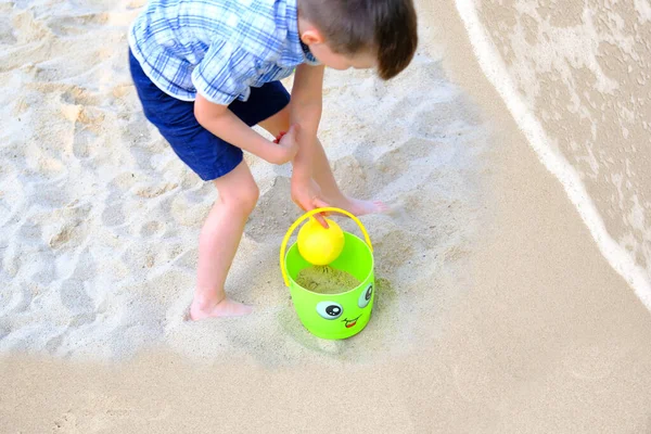 Ребенок Лет Играет Летом Песком Берегу Моря Песочнице Детской Площадке — стоковое фото