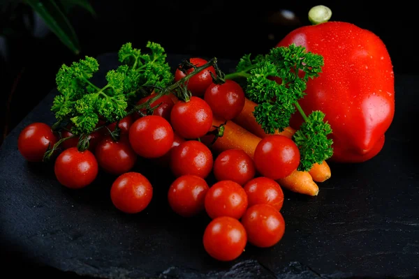 Jugoso Racimo Tomates Rojos Pequeños Cóctel Encuentra Una Pizarra Negra —  Fotos de Stock