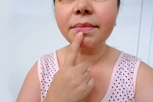 近视脸 中年成年女性 50岁 研究嘴唇干 衰老问题 女性年龄观念 更年期 中年危机 — 图库照片